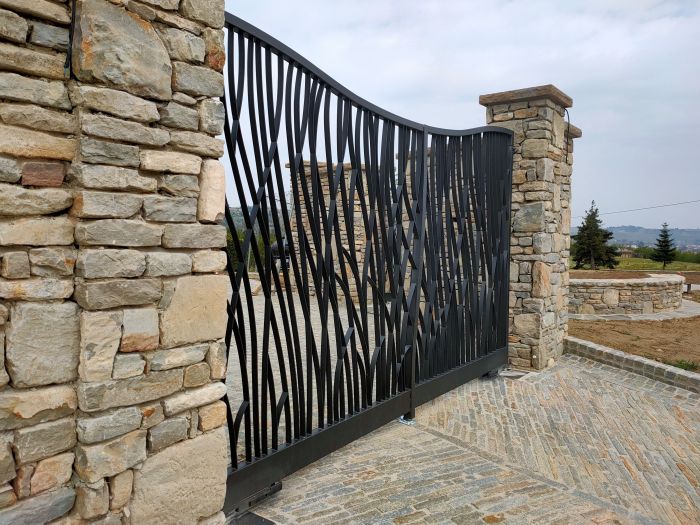 cancello in metallo e struttura muraria in pietra