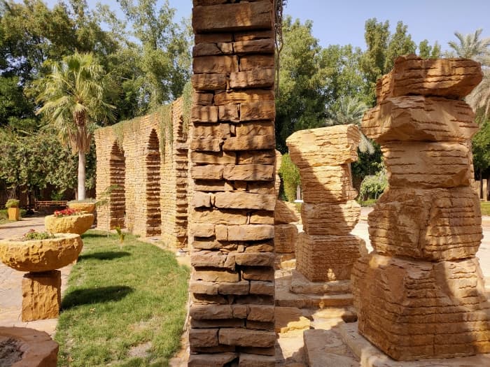 Planters and columns carved in the rock, esedra made of bricks in Riyadh