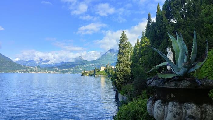 Il Giardino botanico di Villa Monastero affacciato sul lago di Como